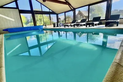 Image de Maison de vacances 'O Gîte Bleu' avec piscine intérieure privée et chauffée