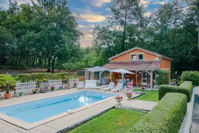 Image de La Villa du Mas des Chênes avec piscine : l’art de vivre en Périgord
