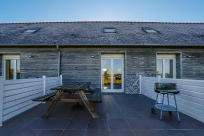 Image de Petite maison 'Gite Gwenn Ha Du' avec terrasse privée, jardin partagé et Wi-Fi