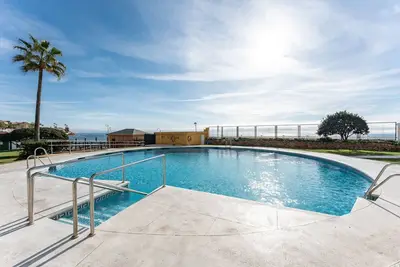 Image de Appartement \"Alhamar Beach\" avec vue sur la mer, piscine partagée et Wi-Fi