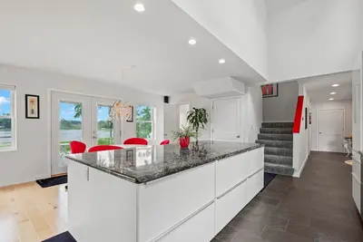 Image de Modern lake house with a double lot. The views are amazing inside and out! \n