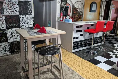 Image de Private, free parking and laundry. Centrally located to everything\nThe Roadhouse