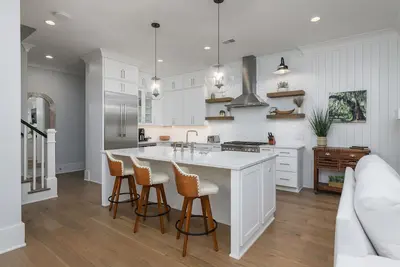 Image de Stylish Townhome w/ Wraparound Porch & Game Room