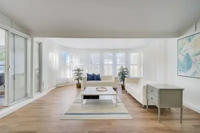 Image de Spacious home With Heated Pool 3 miles from Img!