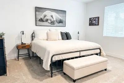 Image de Flagstaff Vacation Getaway - spacious home w/hot tub! Minutes from downtown!