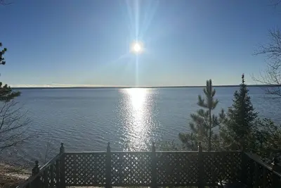 Image de Cozy Cabin on Black Lake with a great view, 5 minutes to Black Mountain rec area