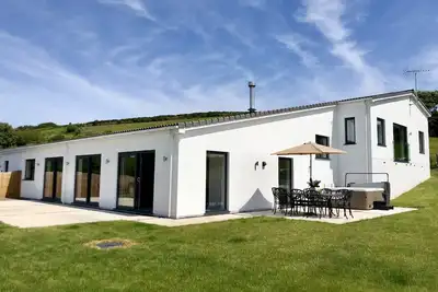 Image de Barton Rock, sleeps 10 with a hot tub