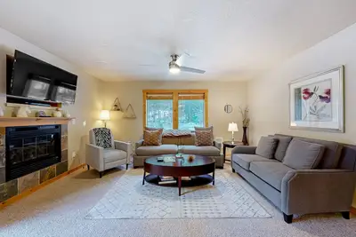 Image de Two-story condo with great patio, blocks to downtown & Payette Lake