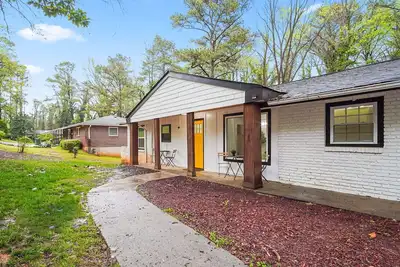 Charming 3-Bd Retreat: Vrbo Haven Awaits!