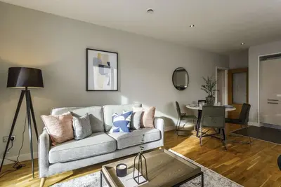 Image de One bedroom with a double bed, bathroom and kitchen with spacious living space.