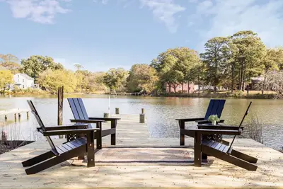 Image de New listing! Charming, Waterfront Home-3 br, 2 bath-sleeps 10!