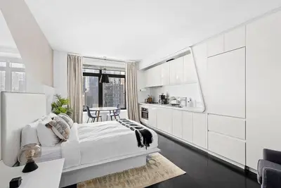 Image de Lovely Financial District Studio w/ W/D & Gym, by Blueground