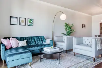 Image de Clean Twin Peaks 2br w/ Patio, nr Groceries & Coffee, by Blueground