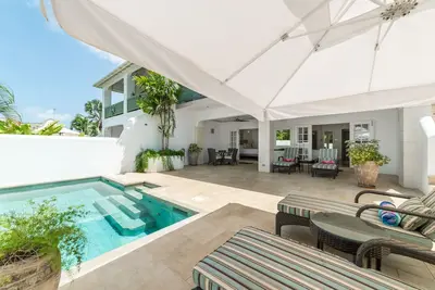 Exclusivity and luxury in this 4 bedrooms villa located in a gated secured commu