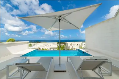 Image de White 4 bedroom villa with amazing ocean views in a gated community in St James