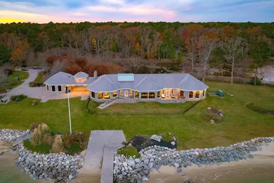Image de Bay Estate | Luxe Waterfront Home w/ Private Pier, Main+Guest House, Bay Views