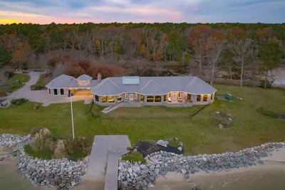 Image de Private Pier, Pond, Fire Pit & Al Fresco Dining Area | Waterfront | Bay House