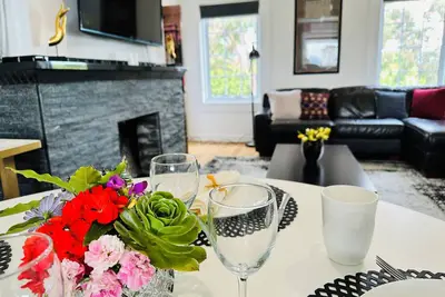 Image de Luxury and grandeur with city view balcony