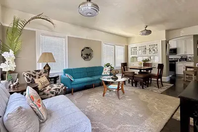 Image de Group Friendly-Fast WiFi-freeParking-Private Yd & Patio-Centrally located