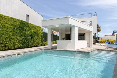 Image de Maison moderne avec piscine, clim, wifi et parking à Sant Pere Pescador