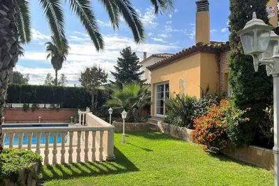 Image de Maison avec piscine, jardin, barbecue, climatisation et wifi près de la plage
