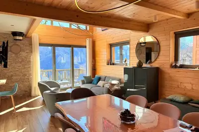 Chalet Godille Prestige, 4 chambres, jacuzzi, salle de jeux, à 50m de la télécabine à Pra Loup