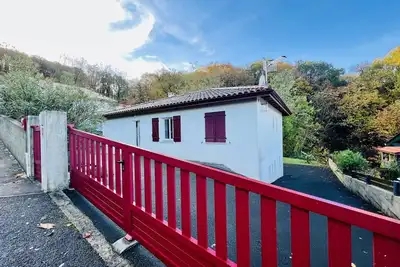 Image de Maison familiale au cœur d'Hasparren, 2 chambres, 2 salles d'eau, jardin clôturé, animaux acceptés
