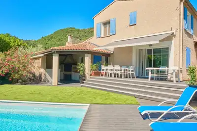Image de Villa Les Oliviers. 10 personnes. 5 chambres. 2 Salles de bain