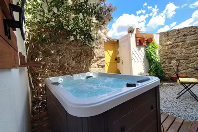 Image de House in granite stone with a century old in center Portugal. Open Space.