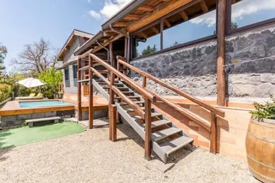 Benvenuti a Villa Gorna, un'oasi immersa nel verde tra l'Etna e il mare.