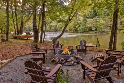 Image de Crescent Moon on the River - pet-friendly cabin rental in Ellijay, riverside charm, hot tub, firepit, spacious screened porch with an outdoor fireplace. WiFi