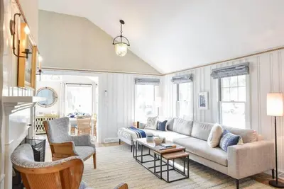 Stylish Getaway! Easy walk to Neighborhood Beach!