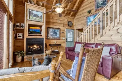 Image de Abundant Views- Ultra-private and spacious cabin with abundant mountain views!