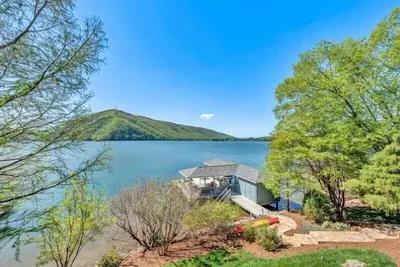 Image de 3 Bedrooms, 2 Flex Rooms, 4½ Bathrooms! Beautiful lakefront home with wide water and mountain view