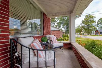 Image de Downtown Benton Bungalow: walk to dining + shops, one minute to interstate.