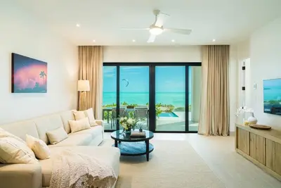 Image de Two bedroom beachfront suite just steps from the beach!