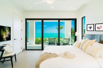 Image de Amazing 2 Bedroom Penthouse with Pristine Ocean Views!