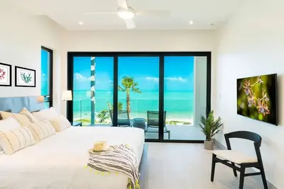 Image de 3 Bedroom Penthouse that overlooks Turks and Caicos stunning waters!