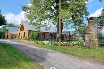 Image de Maison  à la campagne, étangs et cadre bucolique.