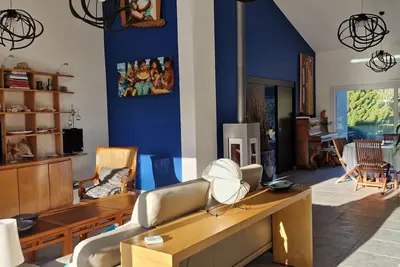 Image de maison agréable, lumineuse, plain pied avec grandes terrasses, piscine chauffée.