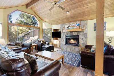 Image de Cozy Home with Sharc Passes, Hot Tub, Fireplace
