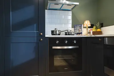 Image de Cheltenham centre. One bedroom apartment, king size bed. Parking, Ev charging.
