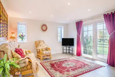 Image de Family friendly barn that accommodates up to four guests within two bedrooms and two bathrooms.