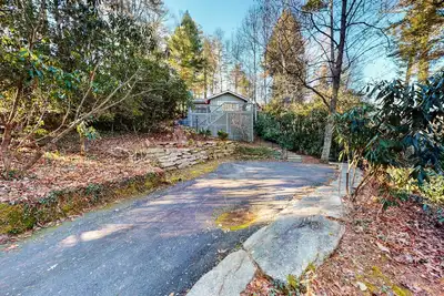 Image de Charming cabin with private deck, fireplace, central Ac, & private W/D