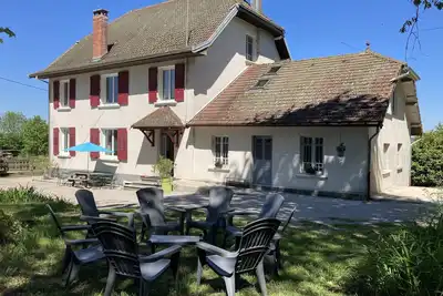 Image de Grande maison Franc-Comtoise sur parc arboré
