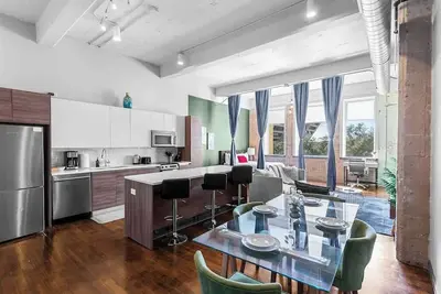 Downtown Dallas Loft • Pool, Breakfast & Valet