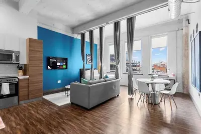 Spacious 3br Downtown Loft • Skyline & Pool Views