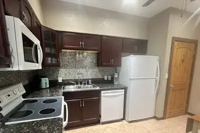 Image de Gorgeous & Luxurious Lower Unit with Patio and Firepit