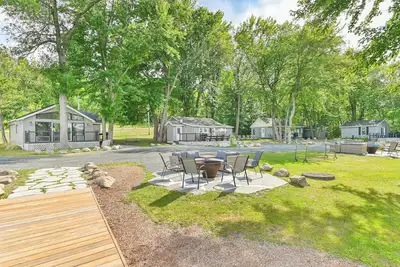 Image de All Four Lakefront Cottages w Large Dock & Fire Pits included in this booking. \n\n