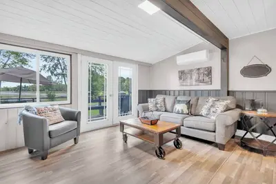 Image de Two Lakefront Cottages with Firepits & Large Dock\n\n